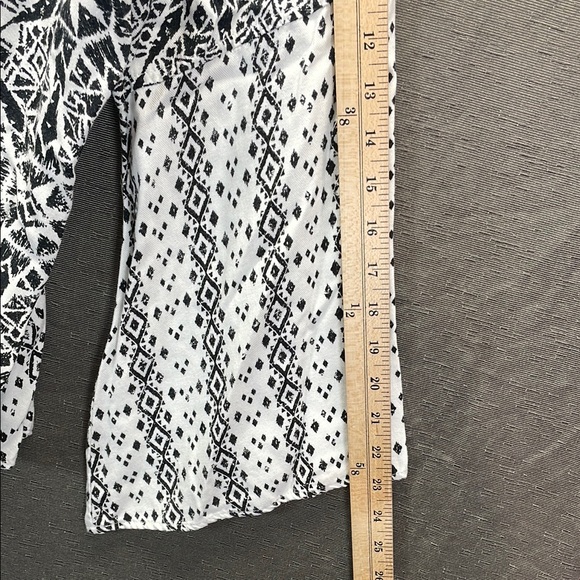 Ariat Black and White Graphic Bell Sleeve Blouse - Picture 6 of 11